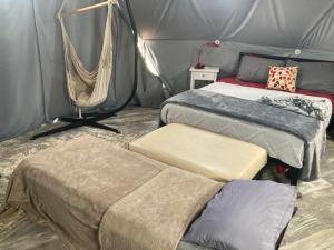 Una habitación con 2 camas en una tienda en Blue Mountain Domes - The WOW Experience en Monticello