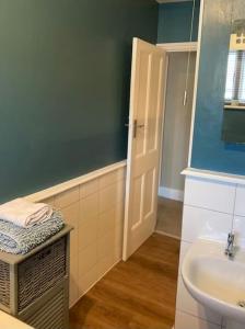 Koupelna v ubytování ROCKFERRY 3 Bed Central Apartment + parking permit