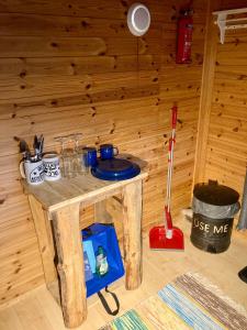 una pequeña mesa de madera en una cabaña de madera en Offroadcamp en Sörsjön