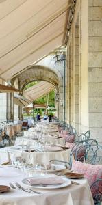 Reštaurácia alebo iné gastronomické zariadenie v ubytovaní Château d'Augerville Golf & Spa Resort