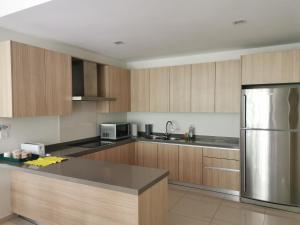 Dapur atau dapur kecil di Ipoh Heaven Central Lakeview Suite 3rooms 3-8pax