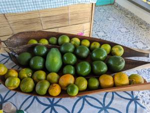 una cesta de limas y limones sobre una mesa en La Bella Vista, en Calarcá
