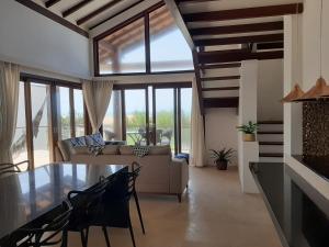 sala de estar con sofá y mesa en Taibá Beach Resort Suítes, en Taíba