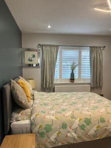 1 dormitorio con cama y ventana en En-suite Double Room - Private Entrance & Free Parking en West Drayton