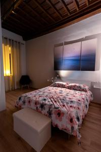 1 dormitorio con 1 cama con edredón de flores en Il Rosone - Rooms&Apartments, en Alatri