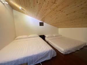 Postelja oz. postelje v sobi nastanitve 家暖暖,老屋新生,房源內有戶外空間,嘉義市民宿013號