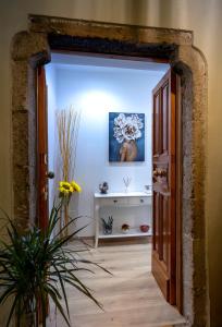 una puerta abierta a una habitación con una mesa en Il Rosone - Rooms&Apartments, en Alatri