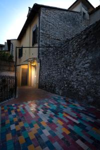 un edificio con un colorido suelo de baldosa junto a una pared en Il Rosone - Rooms&Apartments, en Alatri