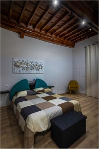1 dormitorio con 1 cama grande en una habitación en Il Rosone - Rooms&Apartments, en Alatri