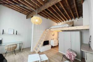 Habitación con escritorio y cama elevada. en Maison avec 4 suites & Rooftop - Place Saint Paul, en Lieja
