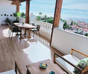 een balkon met een tafel en stoelen en uitzicht bij TERRAZA AL MAR in Aguadulce