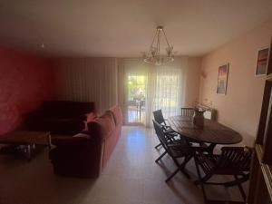 - un salon avec un canapé et une table dans l'établissement Casa grande con gran jardín privado, à Quicena