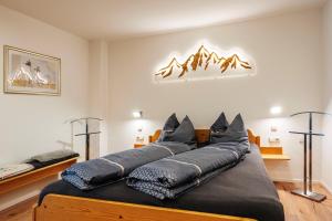 - un lit avec des oreillers dans l'établissement Ferienwohnung Donizetti, à Vandans
