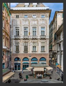 a large building in the middle of a street at Grazioso Monolocale Acquario a 100m free WI-FI in Genova