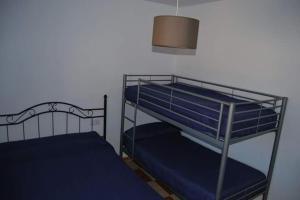 1 dormitorio con 2 literas y lámpara en Chalet Tu Limonero, en Chiclana de la Frontera