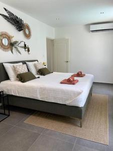 sypialnia z dużym łóżkiem z białą pościelą w obiekcie Villa Sol A Luna - Mambo Beach w mieście Willemstad