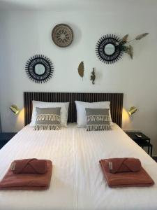 duże białe łóżko z dwoma brązowymi ręcznikami w obiekcie Villa Sol A Luna - Mambo Beach w mieście Willemstad