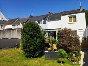 a white house with bushes in the yard at La Petite Perle de Quimper in Quimper