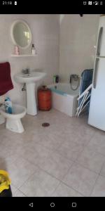 a bathroom with a sink and a tub and a toilet at Finca rústica cerca playa todas las comodidades in Bueu