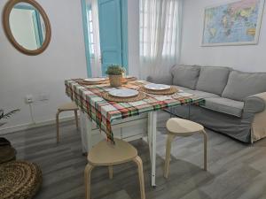 salon ze stołem i kanapą w obiekcie Paraíso Las Galanas 2ROOMS w mieście San Sebastián de la Gomera