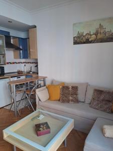 - un salon avec un canapé et une table dans l'établissement Apartamento nuevo en el centro de Madrid, à Madrid