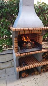 a brick oven with a fire inside of it at Casa grande con gran jardín privado in Quicena