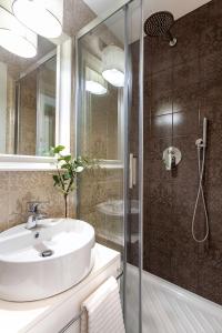 ein Bad mit einem Waschbecken und einer Dusche in der Unterkunft Pearl House Porta Romana in Mailand