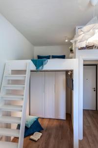 ein weißes Etagenbett mit einer Leiter in einem Zimmer in der Unterkunft Pearl House Porta Romana in Mailand