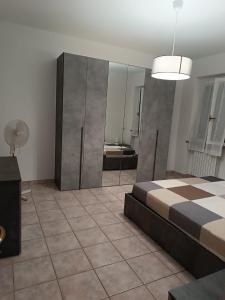 ein Schlafzimmer mit einem Bett und einem großen Spiegel in der Unterkunft IL CASALE in Montemarciano