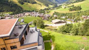 uma vista aérea de uma aldeia nas montanhas em Apartments Landhaus Saalbach em Saalbach Hinterglemm