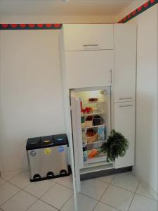 a refrigerator with its door open in a kitchen at Gästequartier Turmblick ruhig aber zentral mit Garten in der Altstadt von Coswig Anhalt in Coswig