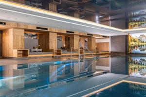 Bazén v ubytování Thermal-Badhotel Kirchler nebo v jeho okolí