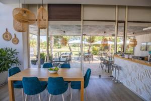 uma sala de jantar com uma mesa de madeira e cadeiras em Vilar do Golf em Quinta do Lago
