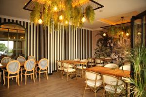 een restaurant met tafels en stoelen in een kamer bij SARAY APART OTEL in Alanya