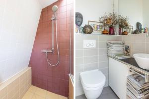 a bathroom with a shower and a toilet and a sink at Superbe Maison 8 pers proche de Paris in Boulogne-Billancourt
