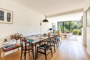 a dining room with a table and chairs at Superbe Maison 8 pers proche de Paris in Boulogne-Billancourt