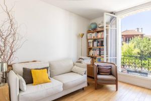 a living room with a couch and a window at Superbe Maison 8 pers proche de Paris in Boulogne-Billancourt