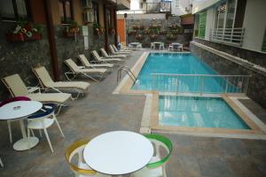 Bazén v ubytování SARAY APART OTEL nebo v jeho okolí