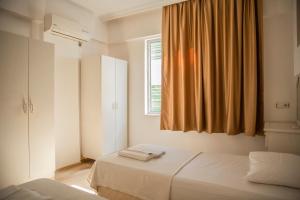 - une chambre avec 2 lits et une fenêtre dans l'établissement SARAY APART OTEL, à Alanya