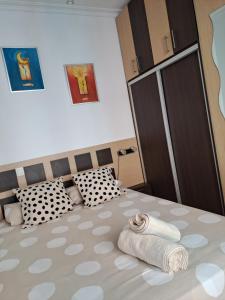 - une chambre avec un lit et une serviette dans l'établissement Apartamento nuevo en el centro de Madrid, à Madrid