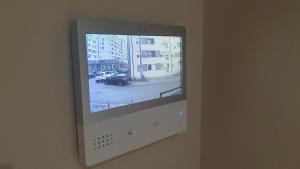 TV i/ili multimedijalni sistem u objektu Apartman Iris