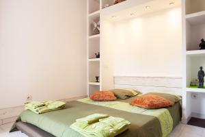 ein Schlafzimmer mit 2 Betten mit Kissen darauf in der Unterkunft T2 Centre Ville Rénové Climatise in Bandol
