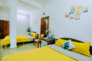 Postel nebo postele na pokoji v ubytování Pearl Wealth Dalat Hotel