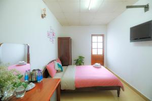 Postel nebo postele na pokoji v ubytování Pearl Wealth Dalat Hotel