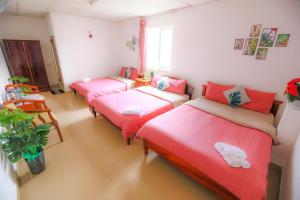 Postel nebo postele na pokoji v ubytování Pearl Wealth Dalat Hotel