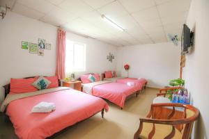 Postel nebo postele na pokoji v ubytování Pearl Wealth Dalat Hotel