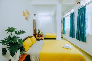 Postel nebo postele na pokoji v ubytování Pearl Wealth Dalat Hotel