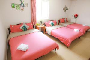 Postel nebo postele na pokoji v ubytování Pearl Wealth Dalat Hotel
