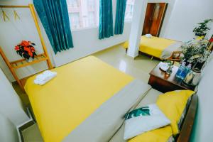 Postel nebo postele na pokoji v ubytování Pearl Wealth Dalat Hotel
