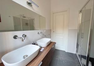 Ένα μπάνιο στο Cozy Duomo - Elegant & Quiet, 300m from Cathedral +19 φωτογραφίες